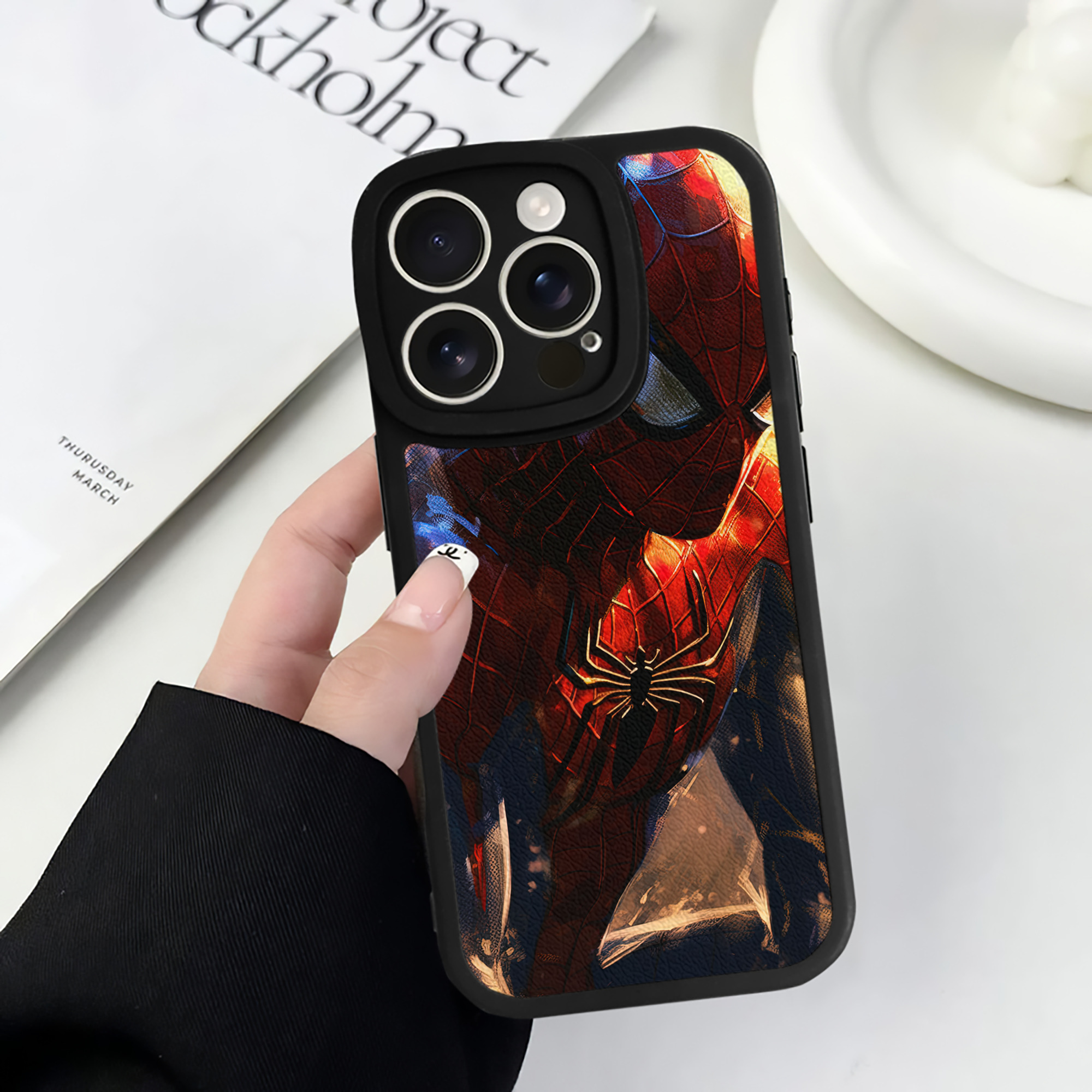 （画像用） Spider Man スパイダーマン 【iPhone 16シリーズ対応】シリコンスマホケース（レザー調） 材質：シリコン